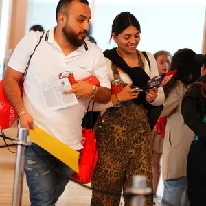 Familias participantes recogiendo el kit de la carrera en la Bimbo Global Race 2026