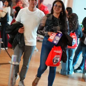 Familias participantes preparándose para la carrera con su kit en la Bimbo Global Race 2026