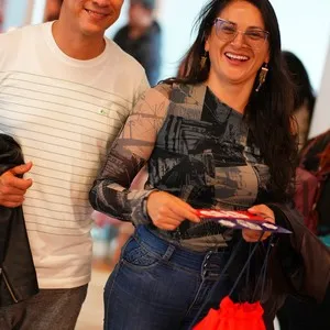Familias participantes disfrutando el ambiente de la entrega de kits en la Bimbo Global Race 2026