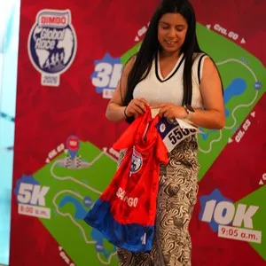 Familias participantes compartiendo la experiencia de la entrega de kits en la Bimbo Global Race 2026