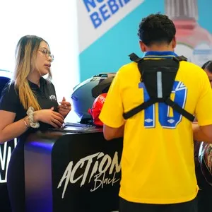 Familias participantes recibiendo sus elementos para la carrera en la Bimbo Global Race 2026