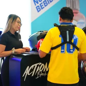 Familias participantes recogiendo sus elementos para la carrera en la Bimbo Global Race 2026