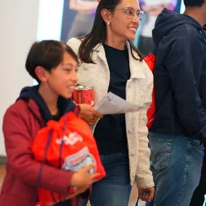 Familias participantes disfrutando la jornada de entrega de kits en la Bimbo Global Race 2026