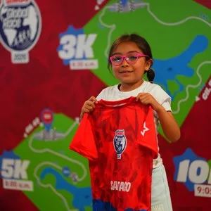Familias participantes recogiendo su kit antes de la carrera en la Bimbo Global Race 2026