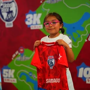 Familias participantes compartiendo momentos en la entrega de kits en la Bimbo Global Race 2026