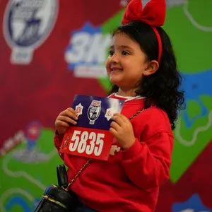 Familias participantes disfrutando el día de entrega de kits en la Bimbo Global Race 2026