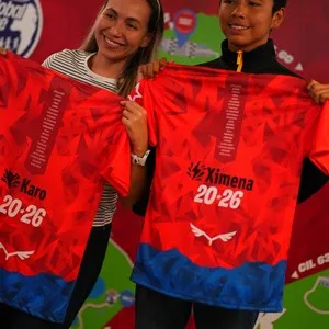 Familias participantes recibiendo su kit de participante en la Bimbo Global Race 2026