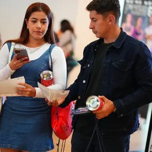 Grupos de corredores recibiendo su kit en la Bimbo Global Race 2026