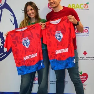 Grupos de corredores disfrutando la entrega de kits en la Bimbo Global Race 2026