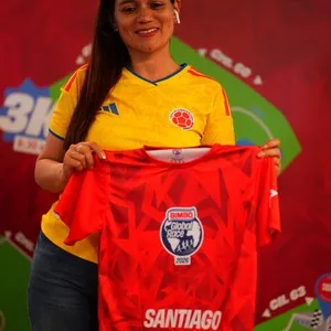 Grupos de corredores compartiendo durante la entrega de kits en la Bimbo Global Race 2026