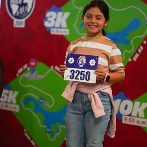 Grupos de corredores compartiendo la experiencia de la entrega de kits en la Bimbo Global Race 2026