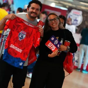 Grupos de corredores visitando la entrega de kits en la Bimbo Global Race 2026
