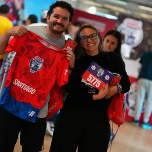 Grupos de corredores recibiendo sus elementos para la carrera en la Bimbo Global Race 2026