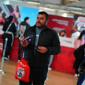 Grupos de corredores recogiendo sus elementos para la carrera en la Bimbo Global Race 2026
