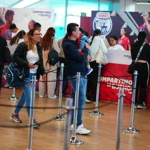 Grupos de corredores disfrutando la jornada de entrega de kits en la Bimbo Global Race 2026