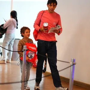 Grupos de corredores viviendo la experiencia de la entrega de kits en la Bimbo Global Race 2026