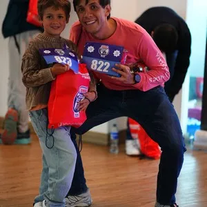 Grupos de corredores recibiendo su kit para la Bimbo Global Race en la Bimbo Global Race 2026