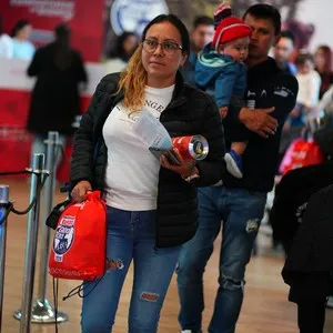 Grupos de corredores disfrutando el día de entrega de kits en la Bimbo Global Race 2026