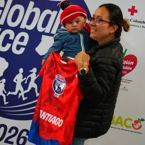 Grupos de corredores recibiendo su kit de participante en la Bimbo Global Race 2026