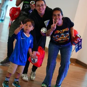 Grupos de corredores recogiendo su kit de participante en la Bimbo Global Race 2026