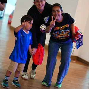 Grupos de corredores disfrutando la experiencia previa a la carrera en la Bimbo Global Race 2026