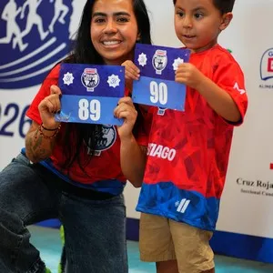 Visitantes recibiendo su kit en la Bimbo Global Race 2026