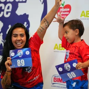 Visitantes recogiendo su kit en la Bimbo Global Race 2026