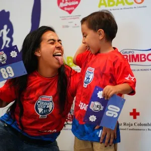 Visitantes disfrutando la entrega de kits en la Bimbo Global Race 2026