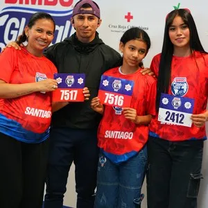 Visitantes compartiendo durante la entrega de kits en la Bimbo Global Race 2026