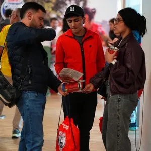 Visitantes recibiendo el kit de carrera en la Bimbo Global Race 2026