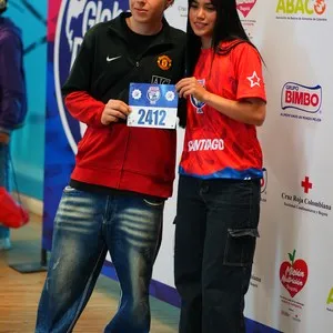 Visitantes recogiendo el kit de la carrera en la Bimbo Global Race 2026