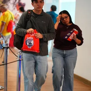 Visitantes disfrutando el ambiente de la entrega de kits en la Bimbo Global Race 2026