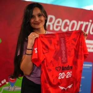 Visitantes compartiendo la experiencia de la entrega de kits en la Bimbo Global Race 2026