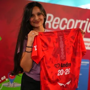 Visitantes visitando la entrega de kits en la Bimbo Global Race 2026