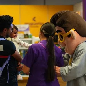 Visitantes viviendo la experiencia de la entrega de kits en la Bimbo Global Race 2026