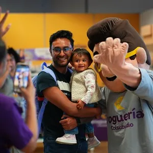 Visitantes recibiendo su kit para la Bimbo Global Race en la Bimbo Global Race 2026