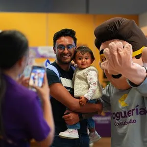 Visitantes recogiendo su kit antes de la carrera en la Bimbo Global Race 2026