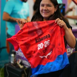 Visitantes compartiendo momentos en la entrega de kits en la Bimbo Global Race 2026
