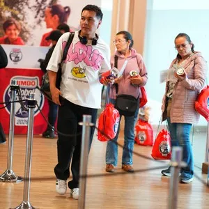 Visitantes recibiendo su kit de participante en la Bimbo Global Race 2026