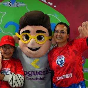 Visitantes compartiendo con otros participantes en la entrega de kits en la Bimbo Global Race 2026