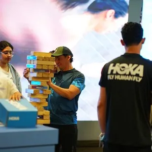 Personas inscritas recibiendo su kit en la Bimbo Global Race 2026