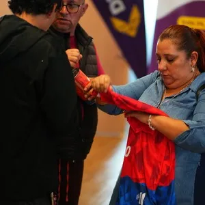Personas inscritas disfrutando la entrega de kits en la Bimbo Global Race 2026