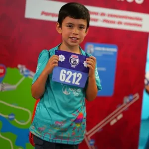Personas inscritas viviendo la entrega de kits en la Bimbo Global Race 2026