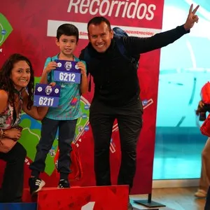 Personas inscritas recibiendo el kit de carrera en la Bimbo Global Race 2026