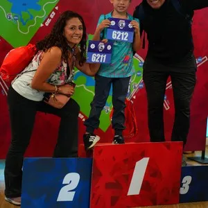 Personas inscritas recogiendo el kit de la carrera en la Bimbo Global Race 2026