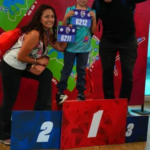 Personas inscritas preparándose para la carrera con su kit en la Bimbo Global Race 2026