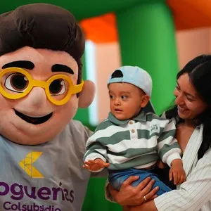 Personas inscritas disfrutando el ambiente de la entrega de kits en la Bimbo Global Race 2026