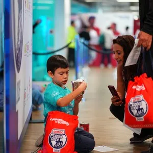Personas inscritas recibiendo sus elementos para la carrera en la Bimbo Global Race 2026