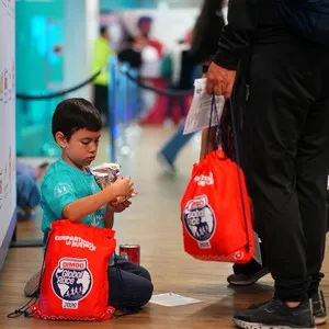 Personas inscritas recogiendo sus elementos para la carrera en la Bimbo Global Race 2026
