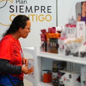 Personas inscritas disfrutando la jornada de entrega de kits en la Bimbo Global Race 2026